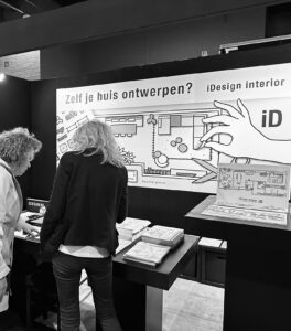 Jessy Langen in gesprek met klant in de stand van iDesign interior bij Beurs Eigen Huis