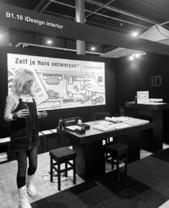 enthousiaste mensen op de stand van iDesign interior op de Beurs Eigen Huis. Jessy Langen in gesprek met een klant.
